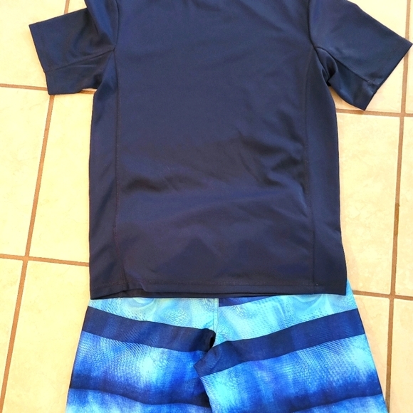 EUC- BUNDLE OF BIG BOYS UNDER ARMOUR SWIM TRUNKS WITH MATCHING NAVY RASHGUARD - Picture 13 of 14